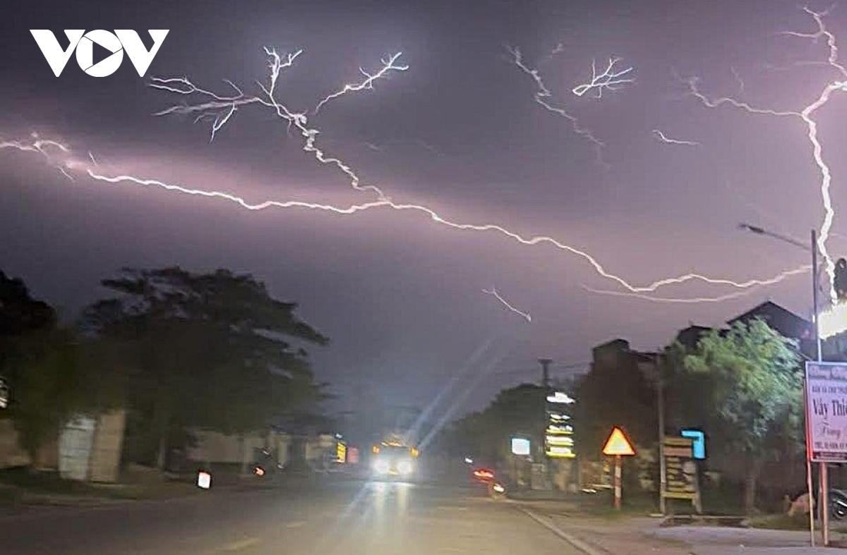 Nhiều địa bàn ở Nghệ An bất ngờ xuất hiện lốc xoáy